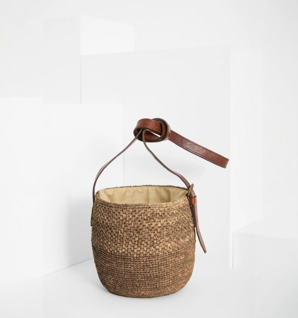 Ibeliv Raffia Shoulder Bucket Bag in Dark - Image 2